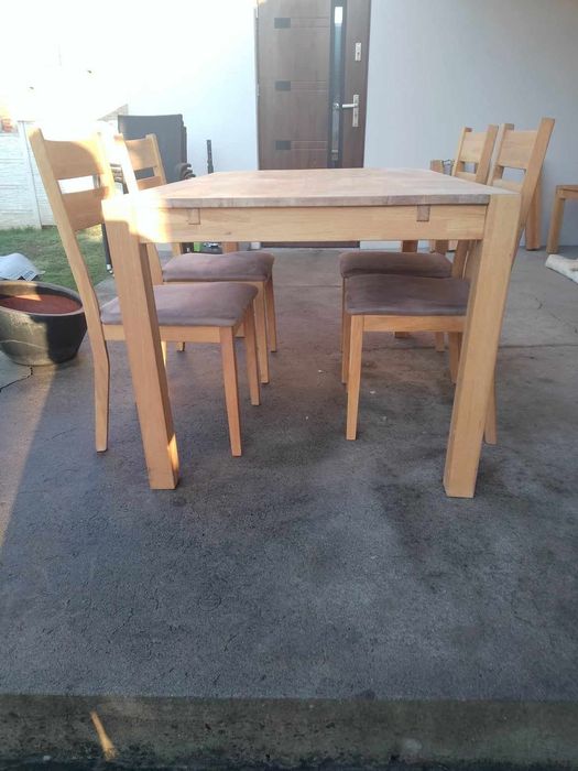 Stół z litego dębu.