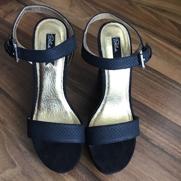 Босоножки на танкетке