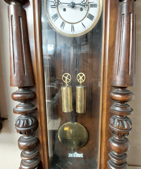 Piękny wagowy zegar.