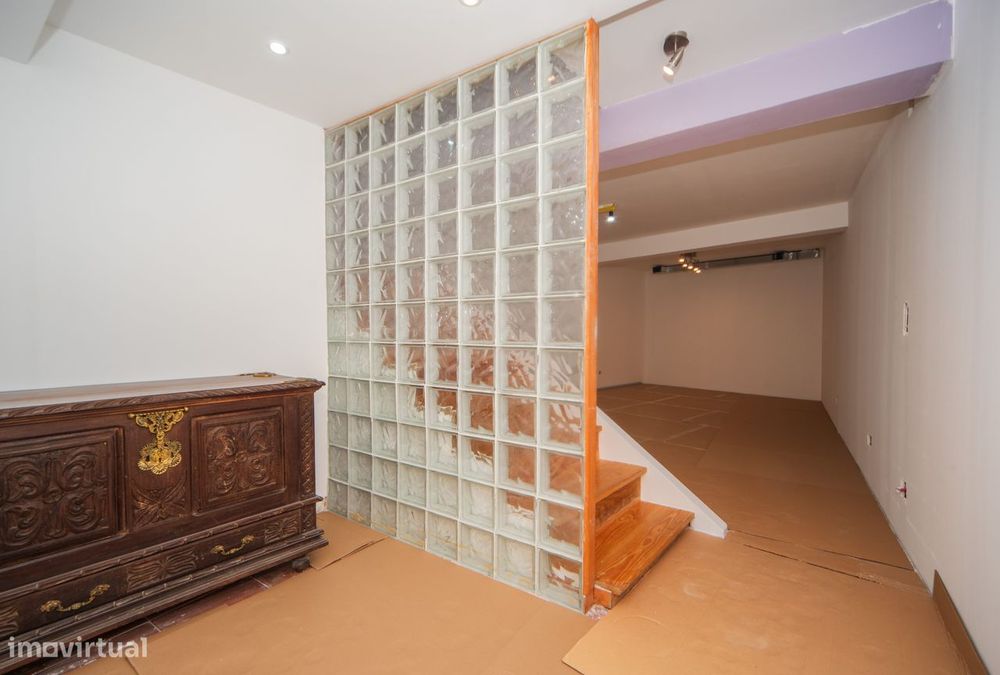 Apartamento T2+1 com cave e espaços adicionais na Tv. Nazaré, Lisboa