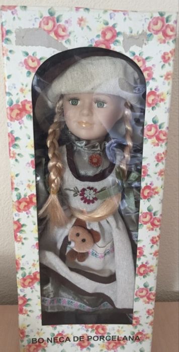 Boneca de porcelana vintage colecionavel  NOVA