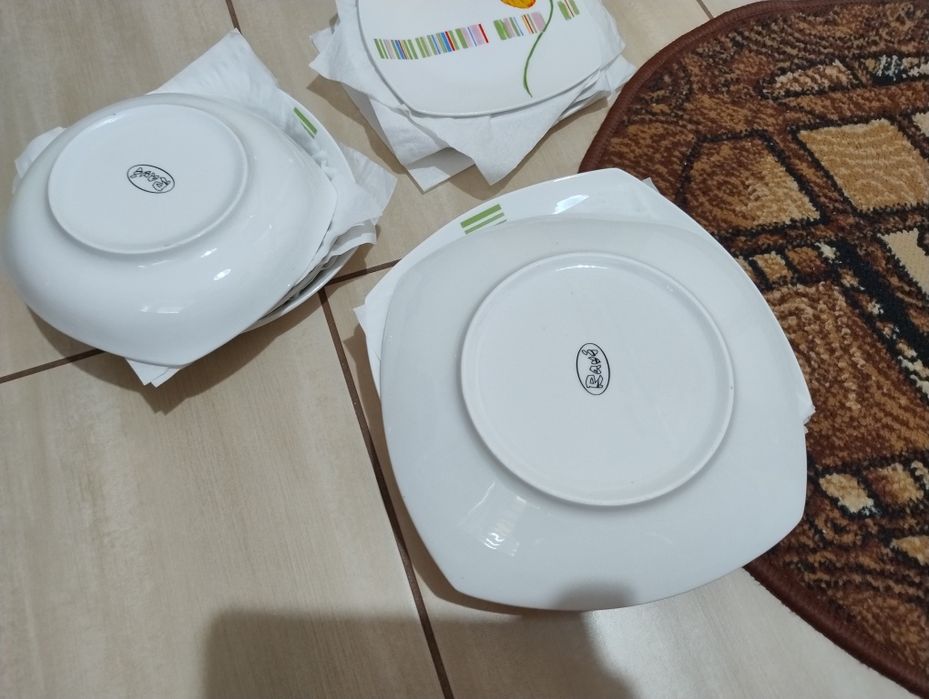 Zestaw obiadowy nowych talerzy