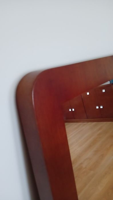 Lustro w drewnianej ramie