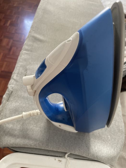 Ferro de engomar a funcionar