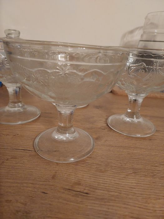 Szklane 4 pucharki na deser