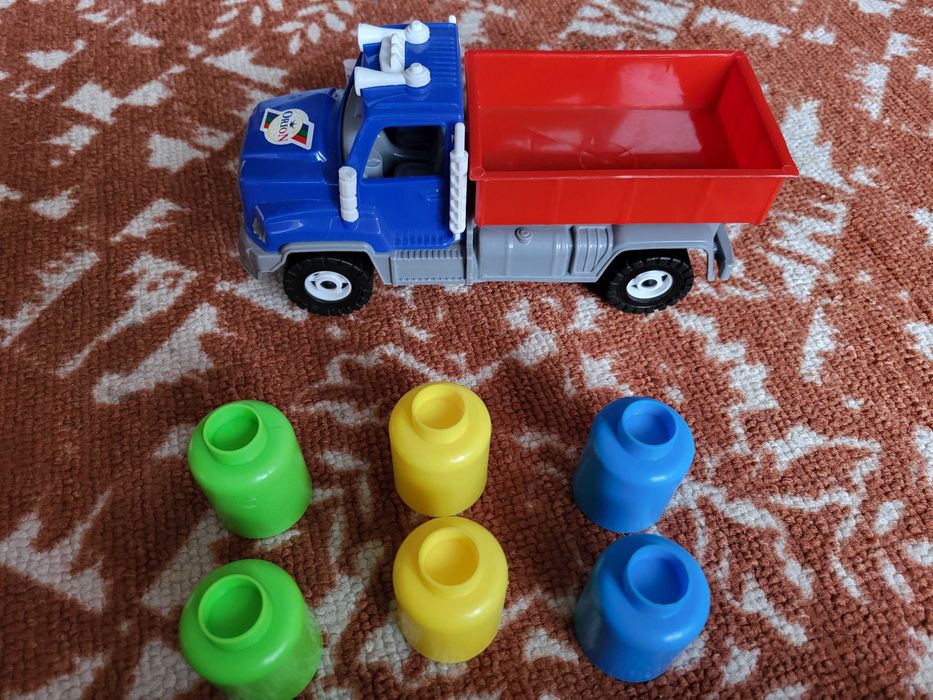 Машина-вантажівка з бідонами