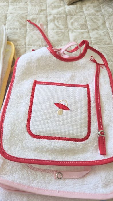 Conjunto 12 babetes com bolso e fita porta-chupeta + 1 fralda de algodão. NOVO.

25,00 €