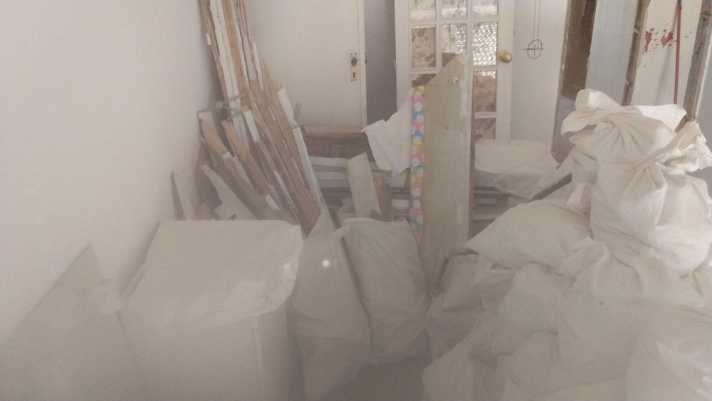 Faço pequenos de pinturas,  limpezas de espaços