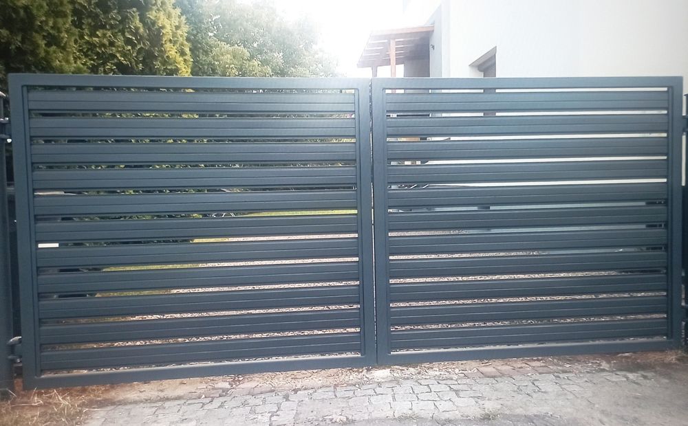 Brama dwuskrzydłowa furtka ze sztachetami metalowymi