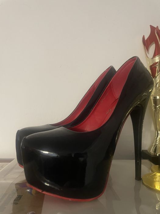 Туфлі лакові на платформі лабутени.