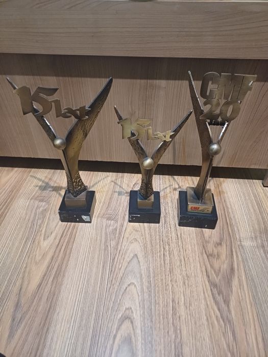 3 statuetki champion z laurem na czarnym postumencie