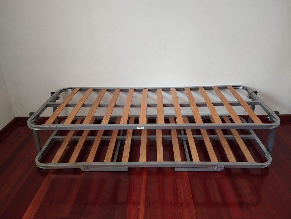 Estrado com gavetão e dois colchões 180x80