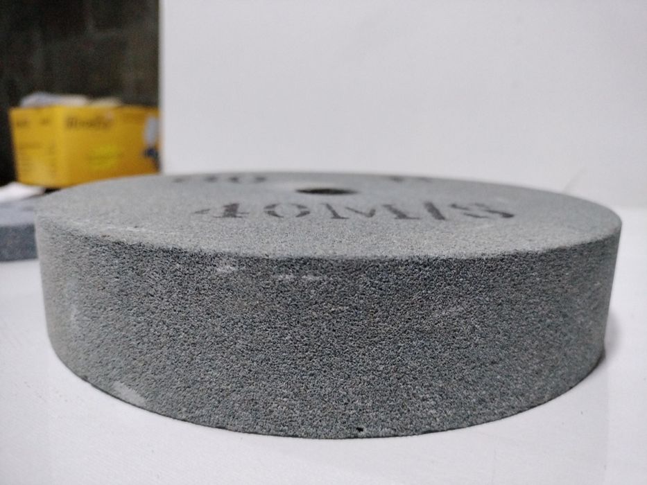 Pedra de esmeril. Dimensões: diâmetro 20cm.altura:4cm. Furo:2,5vm.