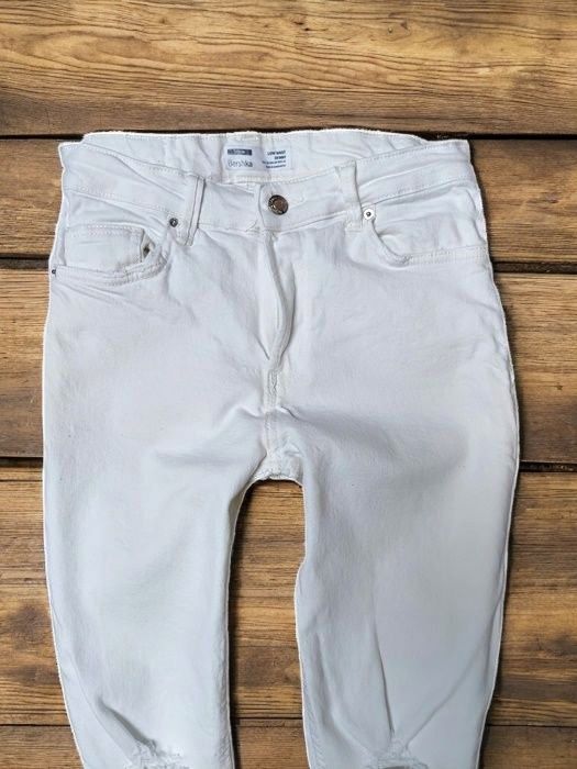 Bershka Białe Spodnie Jeansy Rurki Slim Dziury Przetarcia Boho Retro S