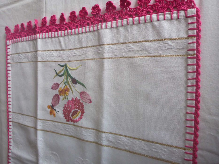 Pano de cozinha ou  toalha de tabuleiro com bordado floral  e renda
