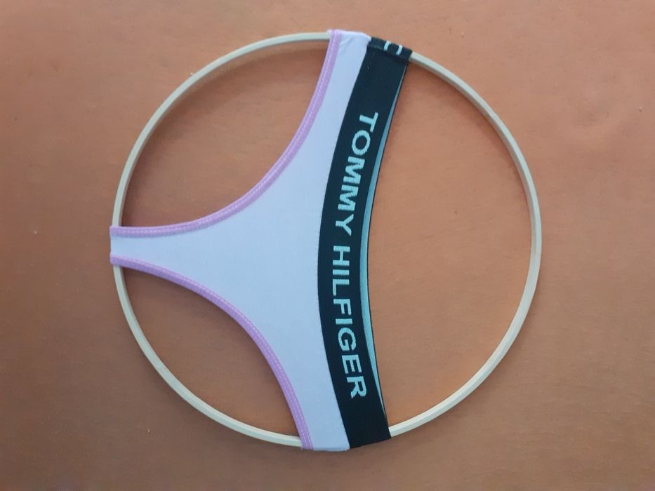 Stringi Tommy Hilfiger rozmiar S