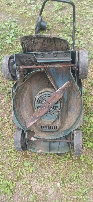 Продам газонокосарку на запчастини