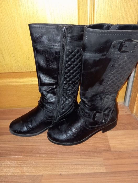 Віддам взуття на дівчинку р. 29,30,31