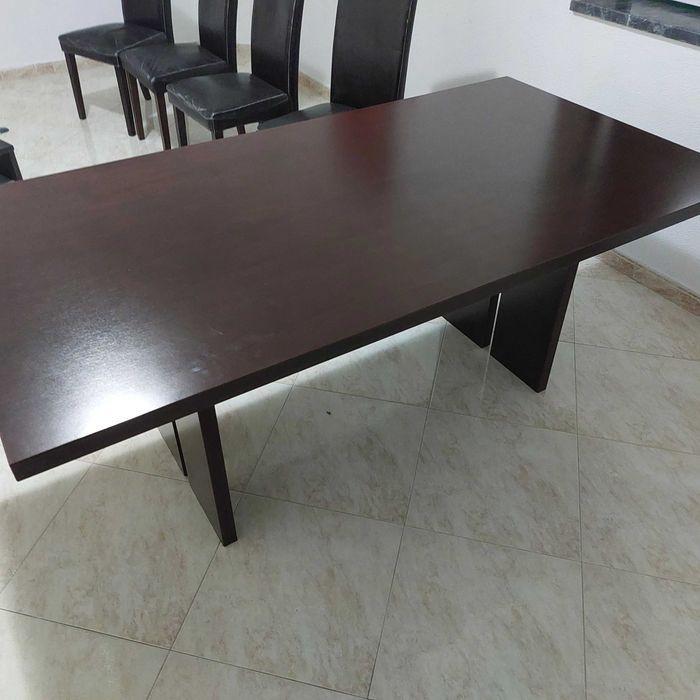 Mesa de jantar escura e cadeiras