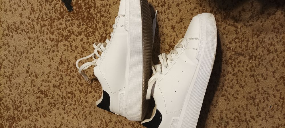 Białe adidasy  Dee Zee  rozmiar 40 na grubiej podeszwie.
