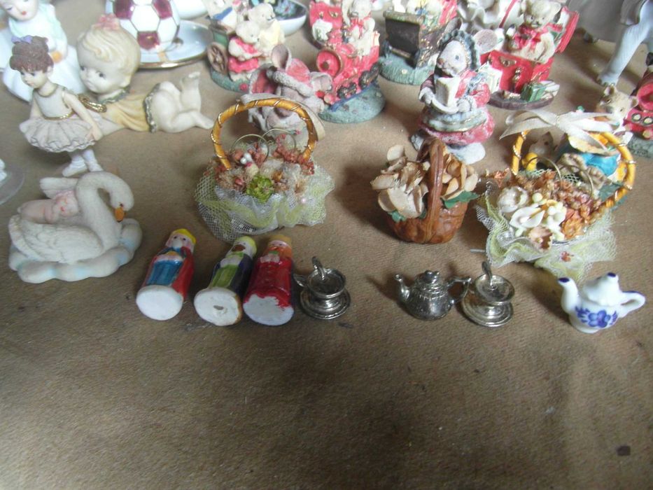 45 Bonecos de louça e estanho