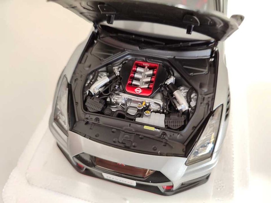 1/18 AutoArt Nissan GT-R NISMO Special Edition Prateado