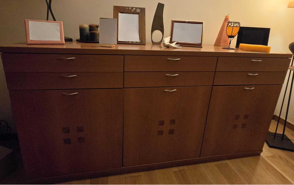 Móvel de Sala - estantes, aparador, mesa e cadeiras