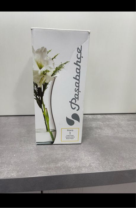 Скляна ваза для квітів