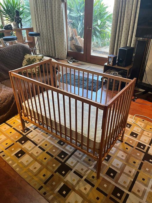 Berço/cama de bebé  Marca-ZIPPY com colchão