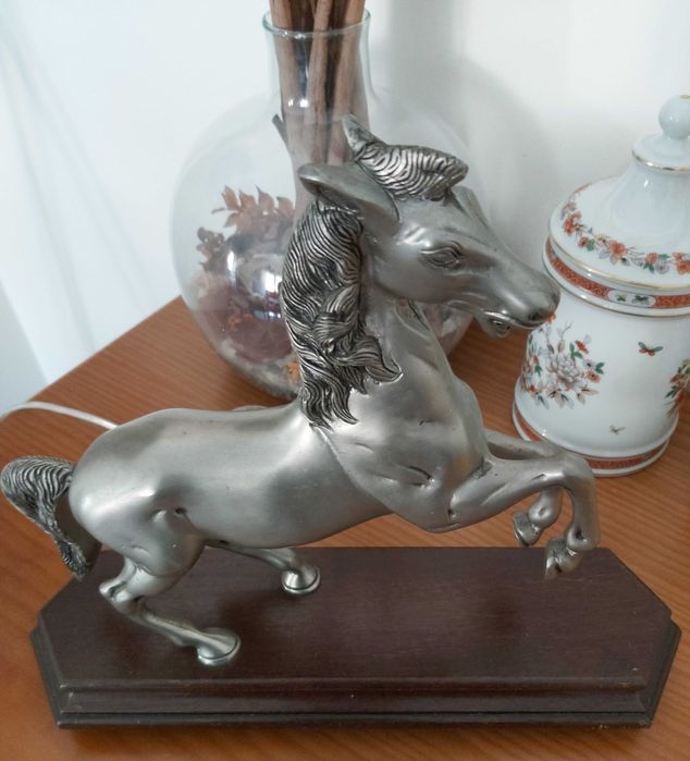 Estatueta com Cavalo de Estanho Puro 95% Aplique