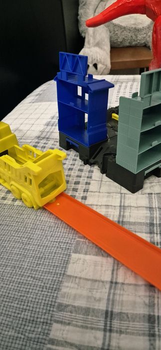 pista Hot Wheels City T-Rex Rampage