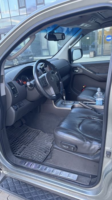 Nissan Pathfinder 2.5D Automat