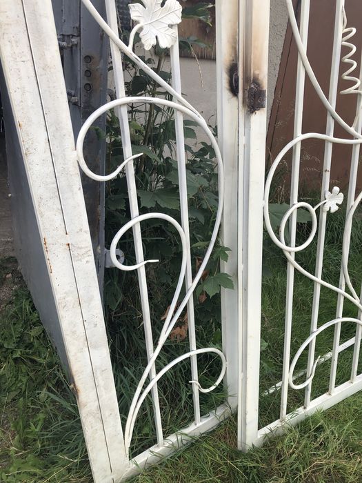 Решітка з дверима для дачі або балконних дверей