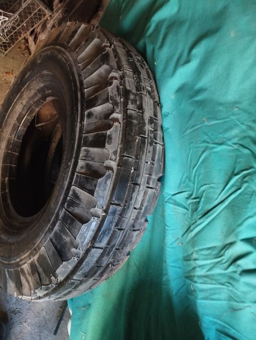 Шины от тракторного прицепа