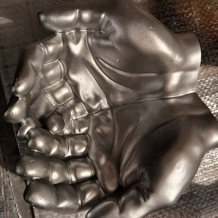 Dekoracja dłonie z gipsu ceramicznego