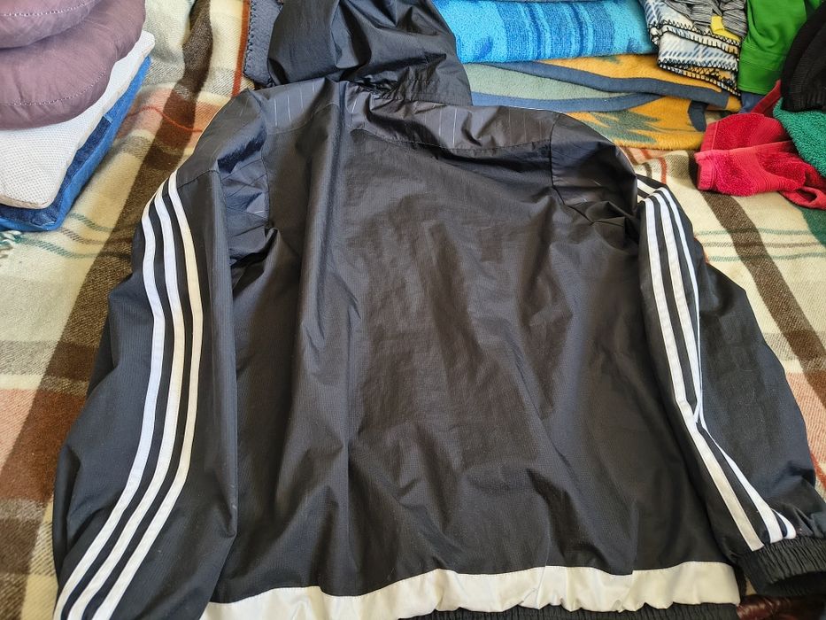 Kurtkę Adidasa cienką
