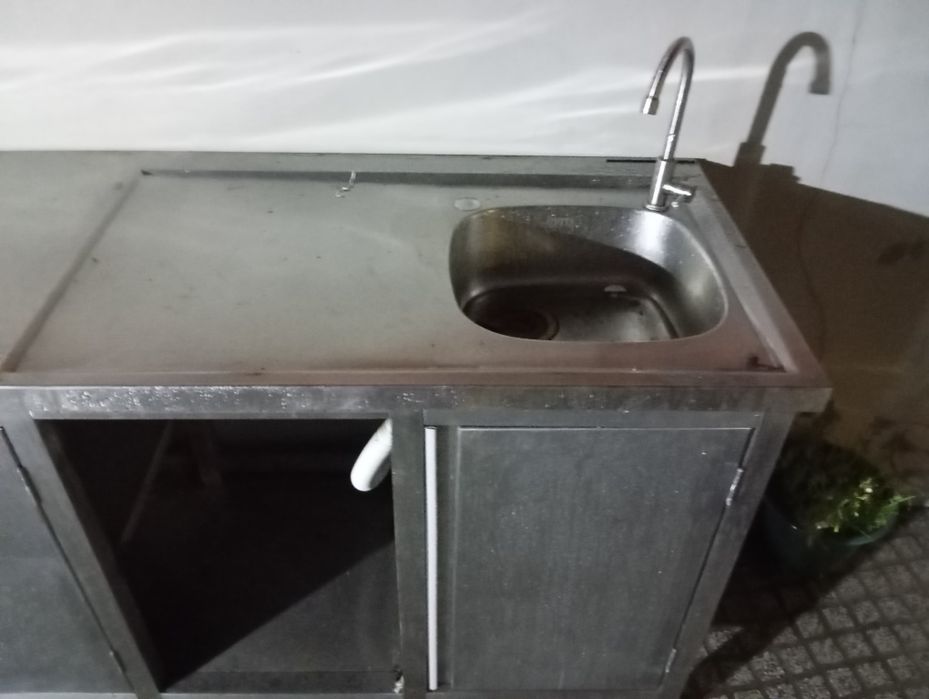 Banca ou escaparate com pia e portas em inox