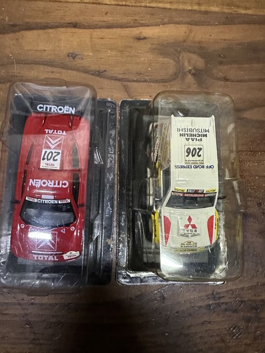 Miniatura á escala 1/43 do Citroen e Mitsubishi do Dakar da Altaya