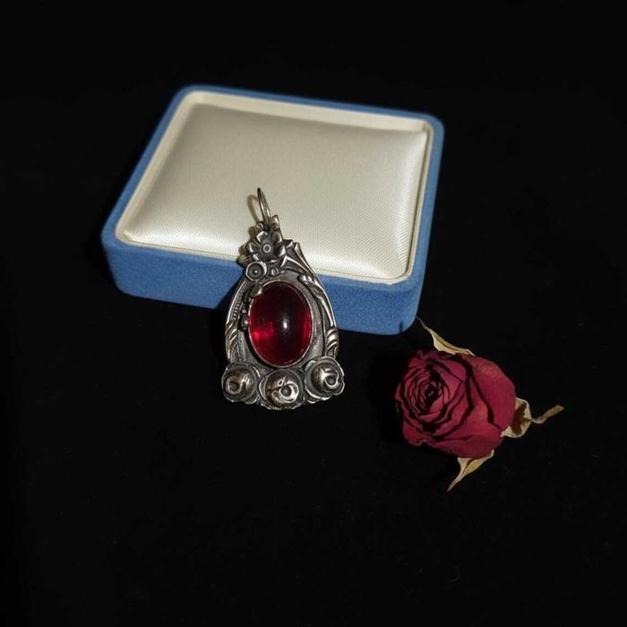 Srebrny Wisior GOTYCKI