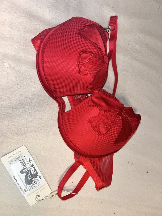 Червоний Бюстгальтер