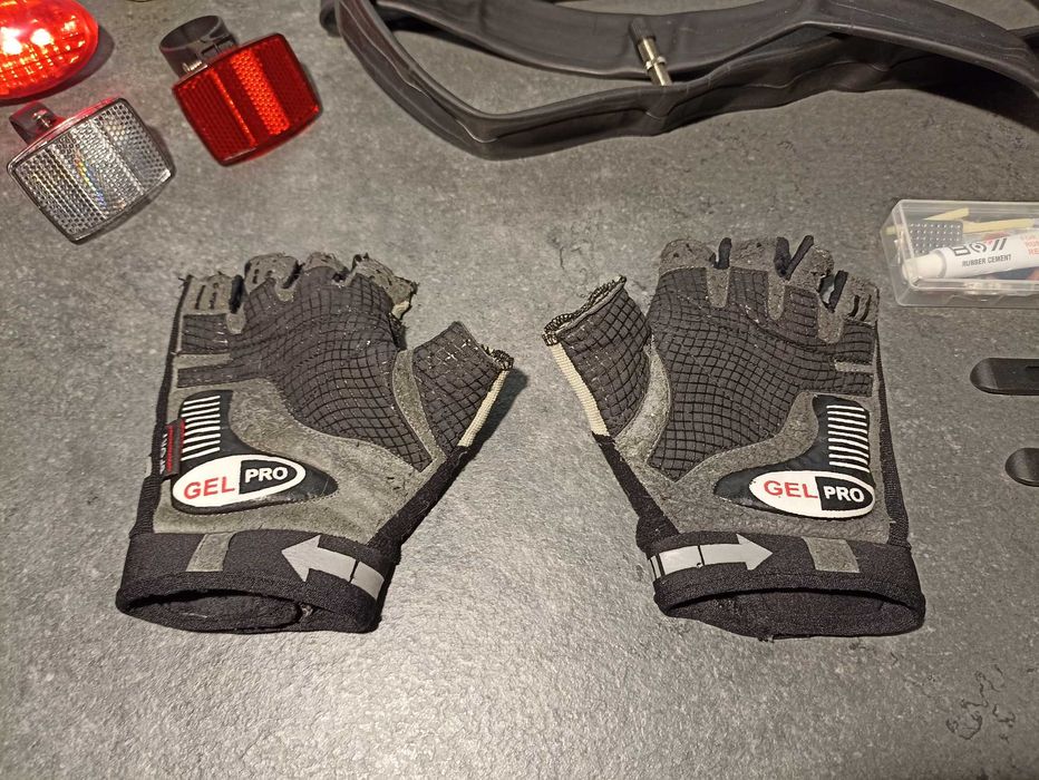 Rowerowy zestaw: kamizelka, rękawiczki, dętki, lampki, odblaski, łyżki