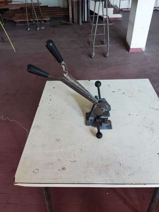 Máquina de cintar manual.
