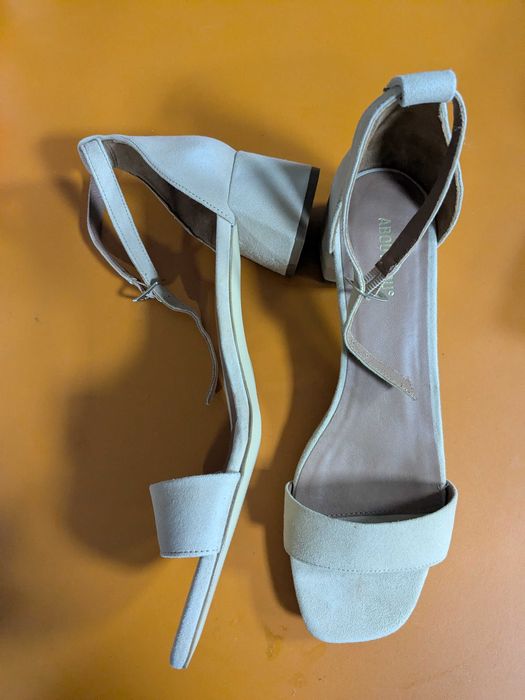 About you buty na obcasie zamszowe beżowe rozm. 41