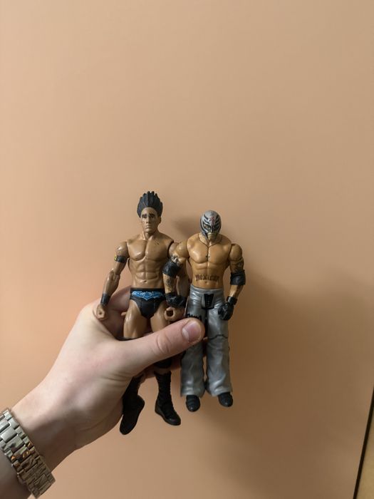 Дві фігурки WWE реслінг