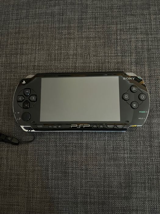 PSP (COMO NOVA) + carregador + bolsa + cartão de memória 1GB + 9 jogos