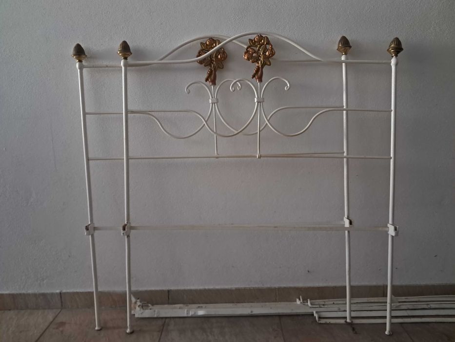 Cama de ferro antiga