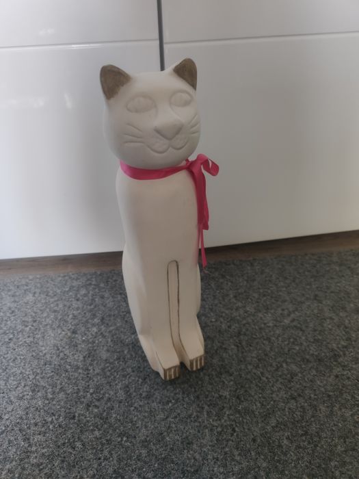 Sympatyczny kot z porcelany