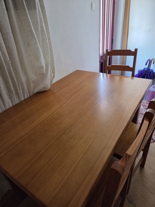 Mesa de Jantar Extensível em Madeira + 4 Cadeiras | Excelente Estado
