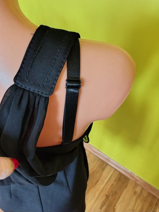 Sukienka mała czarna elegancka na jedno ramię