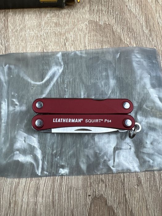 Mikro multitool Leatherman Squirt PS4 czerwony, narzędzie wielofunkcyjne